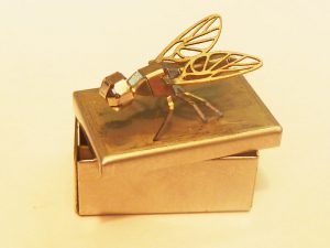 Gebogene Fliege auf Box